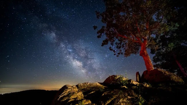 Thời điểm tốt nhất để ngắm nhìn Dải Ngân Hà (còn gọi là Milky Way) tuyệt đẹp đang đến gần. Dù ở đâu trên Trái đất, nếu bạn có thể tránh xa ô nhiễm ánh sáng và hướng về phía nam mà không có bất kỳ ánh sáng nhân tạo nào làm hỏng tầm nhìn, thì bạn có thể ngắm nhìn một trong những cảnh tượng ngoạn mục nhất khi Dải Ngân Hà xuất hiện. Ảnh: The Washington Post via Getty Images.
