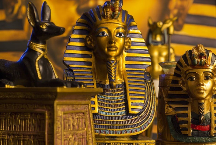 Thậm chí, các chuyên gia cho rằng, tổ tiên của pharaoh Akhenaten cũng thực hiện "truyền thống" kết hôn cận huyết từ rất sớm nên con cháu bị ảnh hưởng sức khỏe cả về thể chất lẫn tinh thần. Ảnh: JK21/Shutterstock.