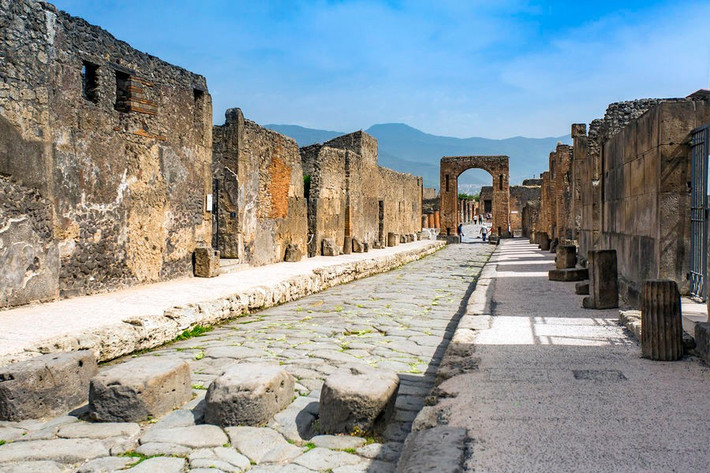 Trong thư, Nicole giải thích hành động lấy trộm cổ vật khi ghé thăm Pompeii là vì "muốn giữ lại một phần lịch sử mà không ai có". Tuy nhiên, sau khi đem những hiện vật lịch sử đó về nhà, cô cho rằng đã liên tiếp gặp chuyện xui xẻo. Ảnh: Addie Mannan.