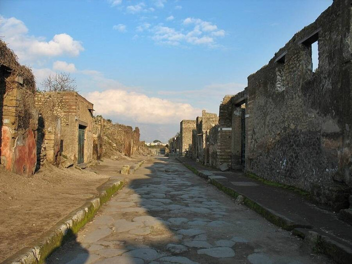 Năm 2020, Văn phòng của đại lý du lịch địa phương ở Campania, Italy nhận được bưu phẩm đến từ Canada. Bì thư đề tên người phụ nữ tự xưng là Nicole, 36 tuổi. Trong thư, nữ du khách Nicole thừa nhận đã bí mật lấy các hiện vật tại thành phố cổ Pompeii, Italy. Ảnh: Wikimedia Common.
