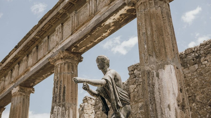Giới chức trách Italy thành lập một bảo tàng để trưng bày những hiện vật từng bị du khách lấy mang về nhà. Ảnh: walksofitaly.com.