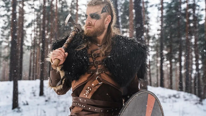 Từ những hình vẽ trên tấm thảm, các chuyên gia suy đoán người Viking đã khắc họa hình ảnh một tang lễ. Đoàn người đưa tang đang tiến về một cái cây lớn có thể tượng trưng cho Yggdrasill - cây sự sống của người Bắc Âu. Một số người, bao gồm cả nam và nữ được mô tả cầm vũ khí và mặc trang phục nghi lễ. Ảnh: The Swedish National Heritage Board / Science News.