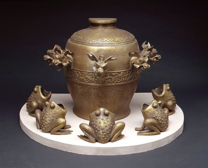 Bên trong "Hậu Phong Địa Động Dịch" có một cơ cấu giống như con lắc hoặc quả cầu kim loại có trọng lượng được kết nối với một trụ hoặc thanh trung tâm. Ảnh: Science & Society Picture Library via Endgadget.