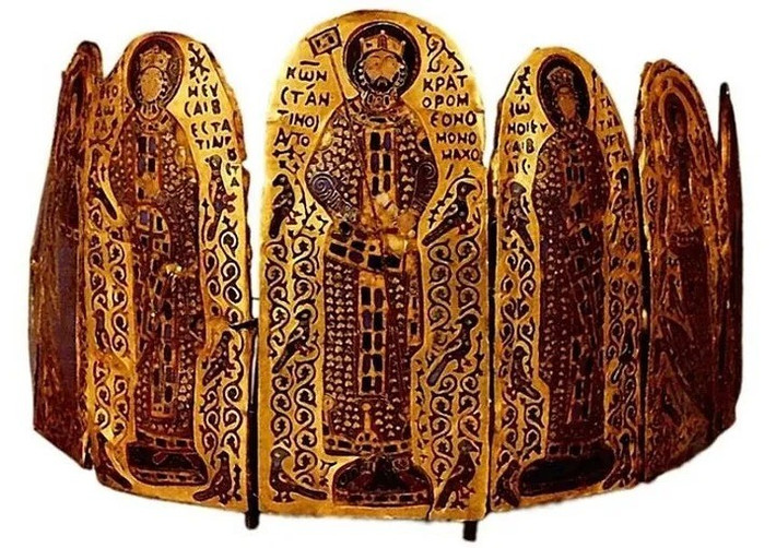 Hình ảnh Constantine IX, hoàng hậu Zoë và Theodora đã được chạm khắc tinh xảo trên vương miện quý hiếm. Ảnh: medium.com.