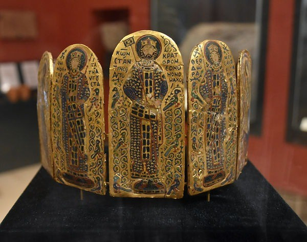 Trong hơn 100 năm tiếp theo, các chuyên gia tranh luận liệu bảo vật đó có thuộc về vua Constantine IX Monomachos sống vào thế kỷ 11 hay không và tại sao chiếc vương miện này lại nằm ở vùng cực bắc của Đế chế Byzantine. Ảnh: thebyzantinelegacy.com.