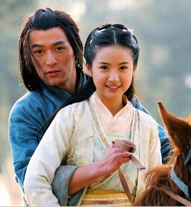 Hạng 3: Quách Tĩnh - Hoàng Dung. Chàng lực điền – nàng kỳ nữ kỳ tài. Quách Tĩnh có Cửu Âm Chân Kinh, Hàng Long Thập Bát Chưởng. Nội công thâm hậu, tấm lòng chính trực, giữ vững thành Tương Dương. Hoàng Dung lại là bậc kỳ nữ thông minh, võ công không hề kém. Họ là cặp vợ chồng huyền thoại, gắn bó cả đời vì dân vì nước.