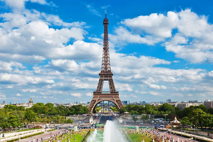 Tháp Eiffel nổi tiếng của nước Pháp ban đầu được gọi là Tour de 300 mètres, tức là Tháp cao 300m. Tên gọi này do các kỹ sư Maurice Koechlin và Émile Nougier đề xuất với Gustave Eiffel, người giám sát xây dựng tháp. Khi nhiệt độ tăng trong những tháng mùa Hè, tháp Eiffel còn cao hơn thiết kế ban đầu. Ảnh: Alamy.
