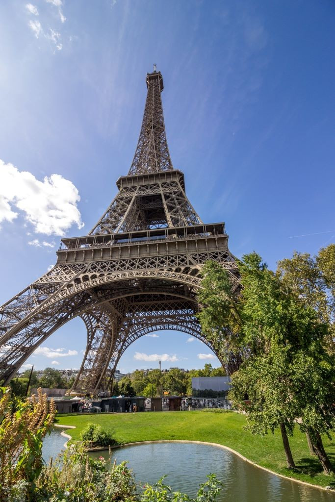Thêm nữa, Mặt trời luôn chiếu sáng một trong các mặt của tháp Eiffel. Điều này có nghĩa là một trong các mặt của công trình sẽ cao hơn những mặt còn lại, gây ra một đường cong nhẹ trong tháp. Ảnh: curioustravelbug.com.
