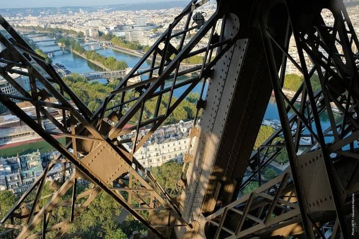 Bản thân tháp Eiffel là cấu trúc lưới tam giác khổng lồ. Theo đó, toàn bộ cấu trúc tăng kích thước khi nhiệt độ vật liệu tăng. Tháp Eiffel chủ yếu trải qua sự giãn nở và co lại theo chiều dọc do thay đổi nhiệt độ, gọi là hiện tượng giãn nở nhiệt. Ảnh: SETE_AlexandreNestora.