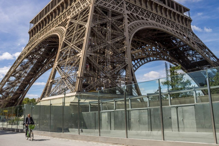 Vì vậy, tháp Eiffel không chỉ là một địa điểm và biểu tượng nổi tiếng của Paris mà còn là một nhiệt kế khổng lồ. Ảnh: curioustravelbug.com.