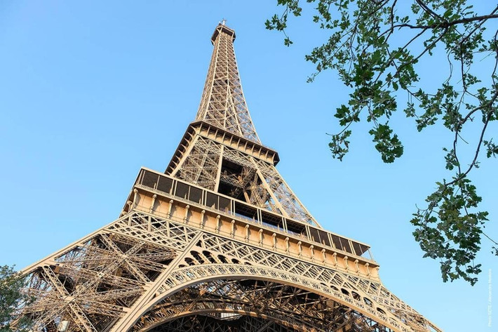 Tháp Eiffel được dựng lên tại Triển lãm Thế giới 1889 để kỷ niệm 100 năm Cách mạng Pháp. Eiffel đã chọn sắt rèn để xây dựng công trình - vật liệu có thể chịu áp lực cao, cho phép xây dựng tháp lớn rất nhẹ và an toàn trước lực gió ngang. Ảnh: toureiffel.paris.