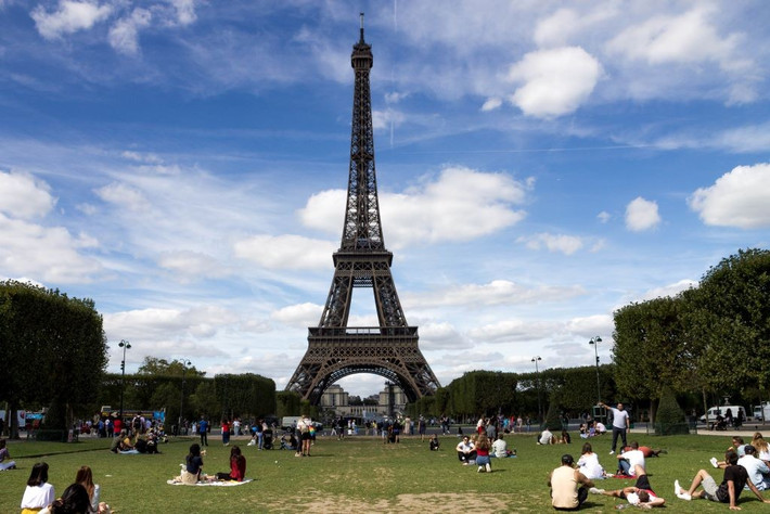 Các chuyên gia ước tính tháp Eiffel thực sự cao hơn từ 12 - 15 cm khi so sánh kích thước giữa những ngày mùa Đông lạnh giá với ngày nóng nhất của mùa Hè. Ảnh: curioustravelbug.com.