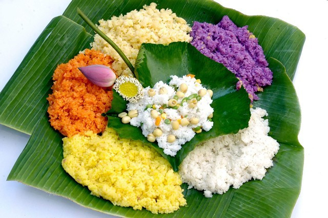 Nếu kể đến các loại xôi thì có lẽ thực khách sẽ tha hồ lựa chọn giữa hàng chục loại, từ xôi mặn cho đến xôi ngọt, như xôi xéo, xôi lạc, xôi đỗ, xôi oản, xôi gấc, xôi ngô, xôi hạt sen, xôi ngũ sắc... Mỗi một loại xôi đều có vị ngon riêng biệt và làm sao để có được món xôi dẻo, thơm đều thể hiện tài năng và sự khéo léo của người nấu.