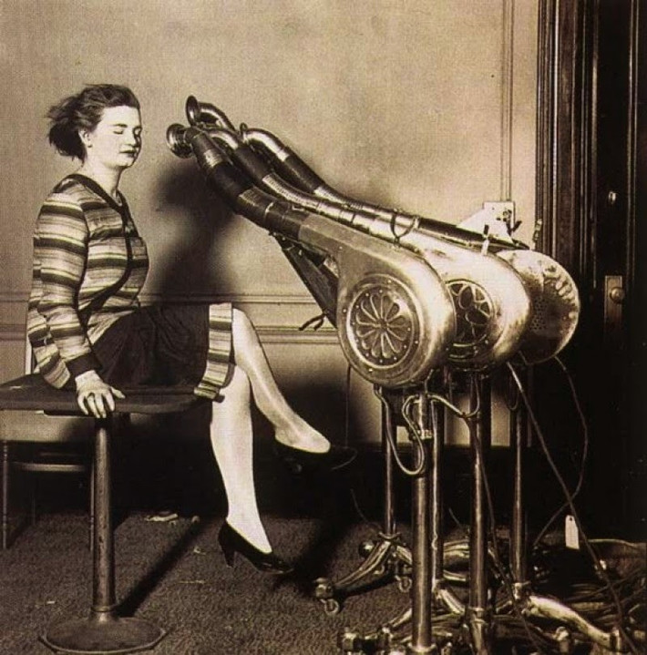 Máy sấy tóc "siêu khổng lồ" những năm 1920.