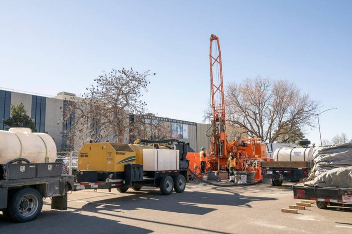 Cụ thể, ban quản lý Bảo tàng Khoa học và Tự nhiên Denver cho biết đã bất ngờ tìm thấy một đốt sống của khủng long có niên đại khoảng 67 triệu năm tuổi khi tiến hành dự án khoan thăm dò nhằm đánh giá khả năng chuyển đổi hệ thống năng lượng từ khí đốt tự nhiên sang địa nhiệt vào tháng 1/2025. Dự án cũng kết hợp với sáng kiến lấy lõi địa chất để hiểu rõ hơn về cấu trúc lòng đất ở lưu vực Denver. Ảnh: Rick Wicker/Denver Museum of Nature and Science.