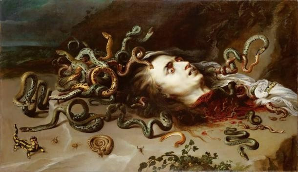 Cuối cùng, á thần Perseus có thể tiêu diệt Medusa bằng cách chặt đầu nữ quái tóc rắn. Ảnh: Public Domain.