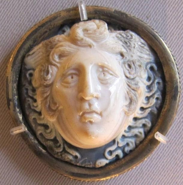 Khi biết chuyện tày đình này, nữ thần Athena vô cùng tức giận và trút cơn thịnh nộ lên Medusa vì đã làm ô uế điện thờ. Nữ thần Athena đã chọn hình phạt nặng là tước đi sắc đẹp của Medusa khiến nàng thành một ác quỷ xấu xí. Ảnh: Sailko/CC BY SA 3.0.