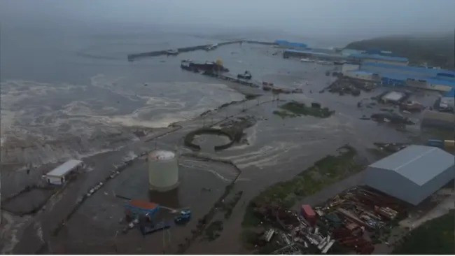 Vào ngày 30/7 (giờ địa phương), một trận động đất mạnh 8,8 độ xảy ra ngoài khơi bán đảo Kamchatka của Nga. Theo Cơ quan Khảo sát Địa chất Mỹ (USGS), đây là một trong những trận động đất mạnh nhất từng ghi nhận trên thế giới. Ảnh: Kamchatka of Geophysical Survey/Anadolu via Getty Images.
