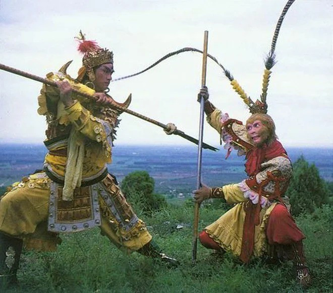Ngoài ra, Nhị Lang Thần còn sở hữu bảo bối Tam tiêm đao đánh đâu diệt đó, sức mạnh vô song và Hao Thiên Khuyển. Do đó, Nhị Lang Thần còn được xem là chiến thần của Thiên đình.