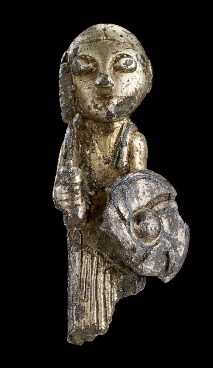 Theo các chuyên gia, bức tượng Hårby Valkyrie cao 3,4 cm, nặng 13,4 gram. Thân tượng rỗng một phần, được làm từ bạc và phủ một lớp vàng mỏng ở bên ngoài. Một hợp kim kim loại màu đen gọi là niello đã được sử dụng để làm nổi bật và trang trí cho bức tượng. Ảnh: John Lee – Nationalmuseet – CC BY-SA 01.