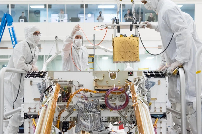 Nhờ đó, các nhà khoa học của NASA chụp ảnh nổi có độ phân giải cao và phát hiện các đặc điểm bất thường trên sao Hỏa như tảng đá "mũ bảo hiểm" từ xa. Ảnh: NASA/JPL-Caltech.