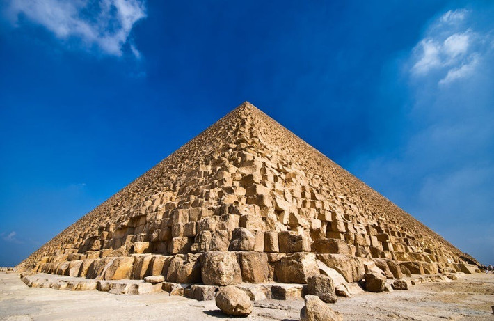Ông Hawass thừa nhận rằng, một số du khách châu Âu từng vào trong Đại kim tự tháp và để lại tên mình trên đá vào cuối thế kỷ 18 - 19. Tuy nhiên, các dòng chữ mà nhóm nghiên cứu tìm thấy rõ ràng cổ xưa hơn nhiều và là chữ viết tay thật của những người thợ Ai Cập cổ. Ảnh: Archie Wong Getty Images.