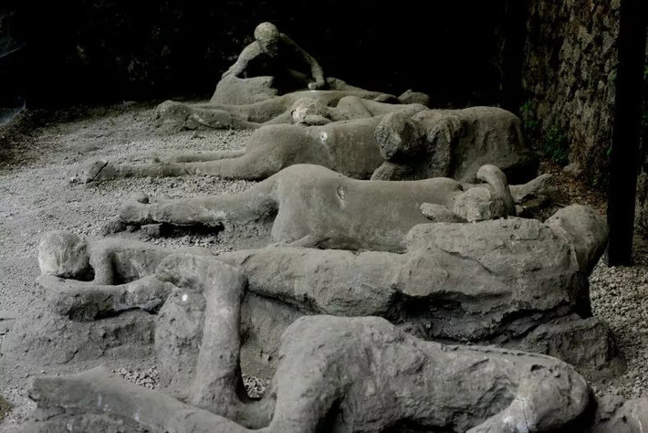 Trước khi núi lửa Vesuvius phun trào, Pompeii là nơi sinh sống của khoảng 20.000 người. Với 2/3 diện tích ở thành phố cổ hiện đang được khai quật, khoảng 1.300 nạn nhân được tìm thấy. Các chuyên gia cho rằng, một số cư dân có thể đã chết bên ngoài ranh giới thị trấn này khi cố gắng chạy trốn trong khi một bộ phận dân cư có thể đã sống sót sau thảm họa. Ảnh: Martin Godwin/Getty Images.