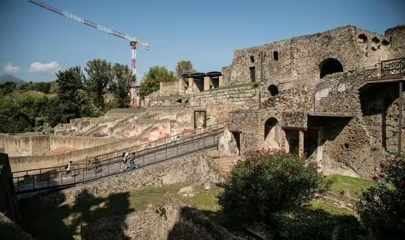 Ngoài ra, các cư dân sinh sống ở Pompeii đào bới, tìm kiếm những kho báu giá trị như vàng bạc, tiền xu... bị chôn vùi trong tro bụi núi lửa. Những thứ này giúp họ trang trải cuộc sống. Ảnh: Getty.