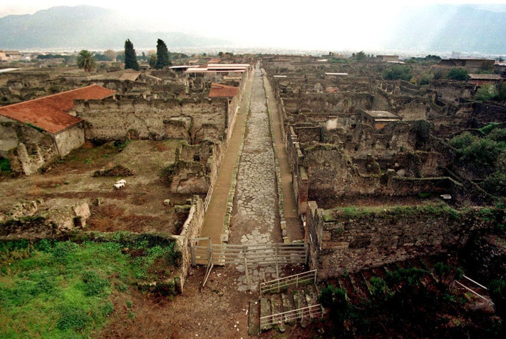 Sau vụ phun trào núi lửa Vesuvius kinh hoàng trên, các cư dân đã trở về Pompeii - vùng đất bị ảnh hưởng nghiêm trọng bởi thảm họa thiên nhiên này. Tro bụi, đất đá núi lửa, dung nham... đã vùi lập vô số tòa nhà, đường xá và nhiều công trình khác. Ảnh: PBS.