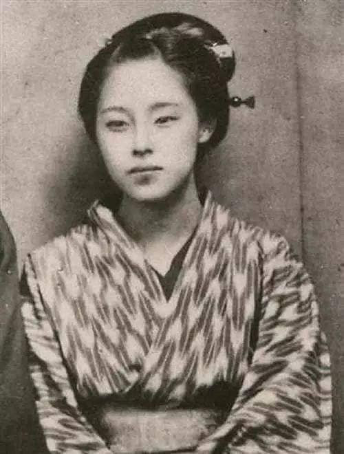 Nữ bác sĩ Kusumoto Ine: Kusumoto Ine là nữ bác sĩ Tây y đầu tiên của Nhật Bản, rất được hoàng hậu và các vương phi hoàng tộc tin tưởng. Kusumoto Ine đã có đóng góp rất nhiều vào việc khuyến khích nữ giới nước này đi học. Cô còn biên dịch, chuyển ngữ nhiều sách phương Tây ra tiếng Nhật. Ngoài ra, Ine rất thông thạo các môn học tự nhiên. Dù giỏi giang, song cuộc đời Kusumoto Ine là một câu chuyện buồn. Cô đã bị thầy giáo lạm dụng khi còn đi học và sinh ra một bé gái. Điều này khiến Ine có sự ám ảnh nhất định với nam giới, cô sống độc thân suốt đời, làm mẹ đơn thân nuôi con trong lúc xoay xở học y.