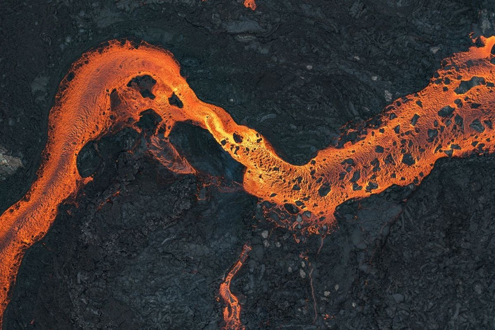Mới đây, một nghiên cứu công bố trên tạp chí Geophysical Research Letters đã đưa ra bằng chứng địa hóa học cho thấy một siêu mảng đá nóng đang đẩy lên và làm nứt vỏ châu Phi. Ảnh: Abstract Aerial Art/Getty Images.