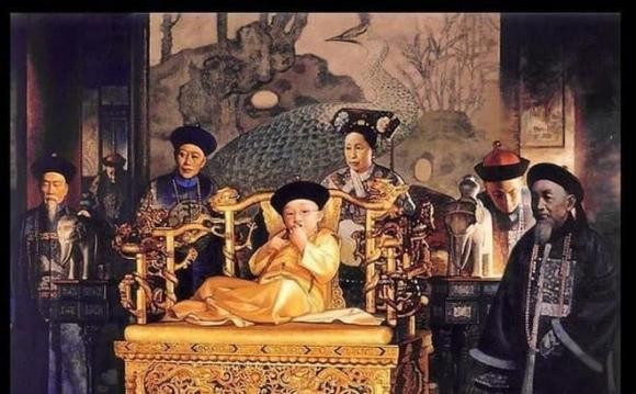 Phổ Nghi sinh vào tháng 2/1906. Ngày 14/11/1908, Hoàng đế Quang Tự băng hà. Vì Hoàng đế Quang Tự không có con trai nên Phổ Nghi, chưa đầy 3 tuổi, đã được Từ Hi Thái hậu chọn làm người thừa kế ngai vàng.
