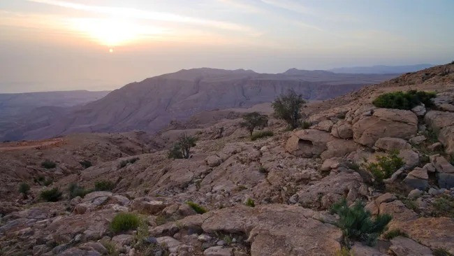 Nhóm chuyên gia phát hiện một cột "bóng ma" cổ đại ẩn núp bên dưới Oman. Cột magma bị kẹt bên dưới một phần dày của lớp vỏ Trái đất và phần trên của lớp phủ, lớp giữa của hành tinh. Do vậy, vật liệu không thể dâng lên để kích hoạt hoạt động núi lửa trên bề mặt. Ảnh: Mark Daffey via Alamy.