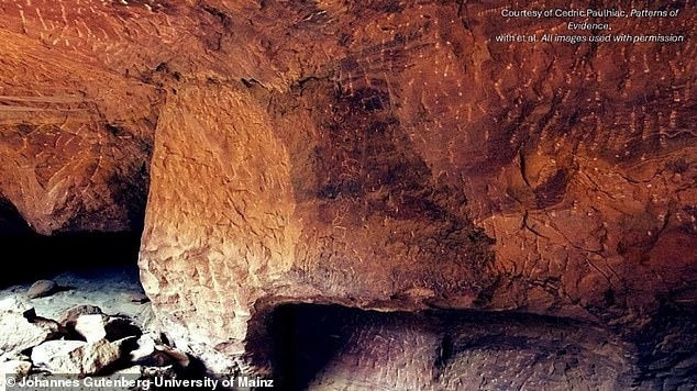 Bản khắc này được khắc trên vách đá gần nơi được gọi là Sinai 357 trong Mỏ L. Đây là một phần của bộ sưu tập hơn 20 văn bản Proto-Sinaitic được phát hiện lần đầu tiên vào đầu những năm 1900. Ảnh: Johannes Gutenberg - University of Mainz.