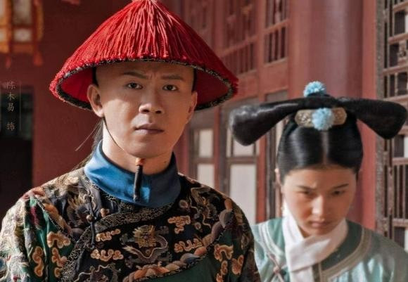 Vào ban đêm, khi họ đang ngủ, họ phải duy trì một tư thế nằm thẳng người, hai chân khép sát nhau, nếu mama hoặc thái giám đến kiểm tra, nếu họ không làm như vậy, họ có khả năng bị trừng phạt.