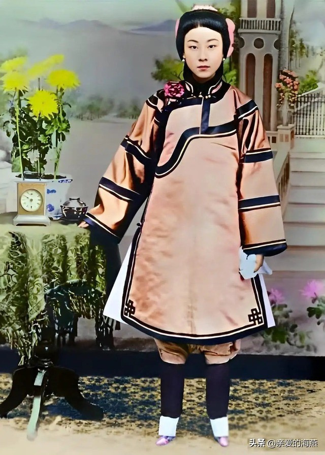 Sài Kim Hoa, một trong ba kỹ nữ nổi tiếng cuối thời nhà Thanh, đến từ Hoàng Sơn (An Huy), sở hữu nhan sắc xinh đẹp và khí chất hơn người. Vẻ đẹp của bà ở thời đại đó khác với tiêu chuẩn nhan sắc của phụ nữ hiện đại, mà thể hiện ở nét tự nhiên và thanh tú.