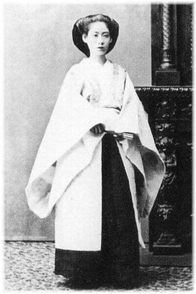 Yamakawa Sutematsu - Nữ du học sinh đầu tiên của Nhật Bản, người sáng lập Đại học Tsuda: Yamakawa Sutematsu có một gia thế rất hiển hách, cô xuất thân từ tầng lớp võ sĩ đạo. Khác với nhiều phụ nữ thời bấy giờ, Sutematsu đã hiểu được rằng Nhật Bản sẽ mãi nghèo nàn lạc hậu nếu phụ nữ Nhật không được tiếp cận với văn minh phương Tây. Cô thông thạo tiếng Anh, tiếng Pháp và tiếng Đức. Nhật hoàng Minh Trị đã lựa chọn Yamakawa Sutematsu để cử đi du học 10 năm tại Mỹ. Cô là người phụ nữ Nhật đầu tiên có bằng đại học. Sau khi về nước, Yamakawa Sutematsu đã góp phần không nhỏ vào cải cách duy tân bằng việc mở trưởng học dạy ngoại ngữ (ngày nay là Đại học Tsuda).