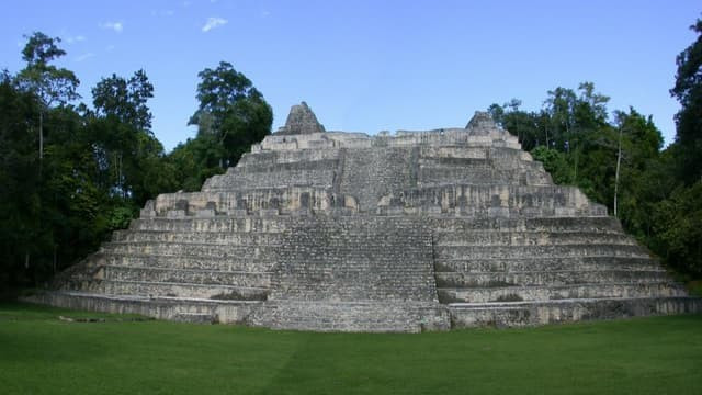 Caracol là một trong những thành phố lớn nhất và quan trọng nhất của nền văn minh Maya, với dân số ước tính hơn 100.000 người vào thời kỳ hưng thịnh. Tuy nhiên, vào năm 900, cùng với nhiều khu định cư Maya khác, Caracol đã suy tàn vì lý do bí ẩn. Ảnh: interestingengineering.