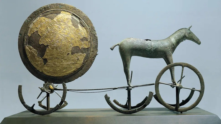 Năm 1902, một nông dân làm việc trên đồng cỏ Trundholm ở Đan Mạch, cách Copenhagen khoảng 67 km về phía tây bắc đã phát hiện Cỗ xe Mặt trời (Sun Chariot). Hiện vật này được tìm thấy vỡ thành nhiều mảnh. Ảnh: Getty Images.