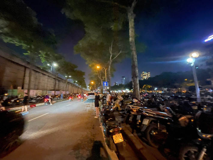 Một số người dân đi xem diễu binh, diễu hành vào tối 27/8 cho biết, ban đầu họ nghĩ rằng "bãi xe" này do cơ quan chức năng cấp phép trông giữ phương tiện nên mới đem xe vào gửi. Tuy nhiên, khi vào "bãi" người trông giữ hét giá 50 nghìn đồng/xe/ lượt, họ mới tá hỏa.