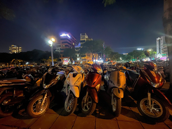 "Tôi lỡ dắt xe vào rồi nên không đánh ra nữa vì những người trông xe đều rất hung dữ, sợ họ gây phiền phức. Tới đây, đi xem diễu binh tôi sẽ tránh chỗ này ra", anh Quang (quê Phú Thọ) chia sẻ.