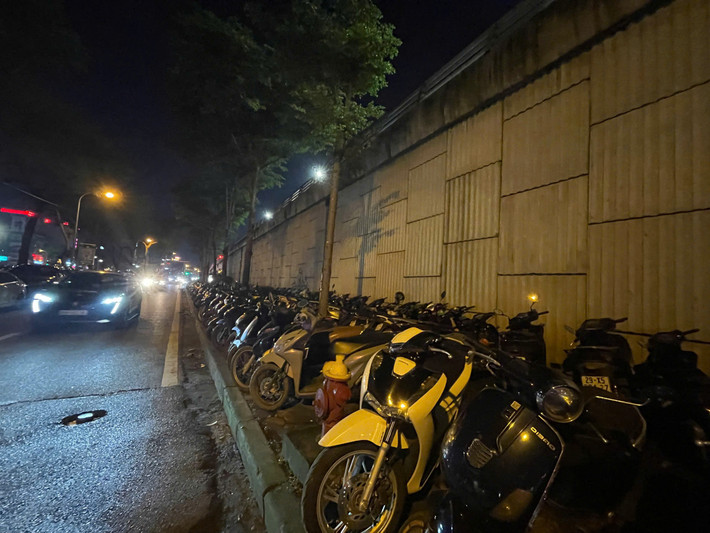 Để đáp ứng nhu cầu đi lại của nhân dân, đơn vị yêu cầu các địa phương khẩn trương kiểm tra, tận dụng trụ sở cơ quan, trường học, khu vực công cộng để làm điểm tập kết phương tiện, nhất là tại các khu vực gần hai tuyến đường sắt đô thị và từ Vành đai 1 đến Vành đai 3.