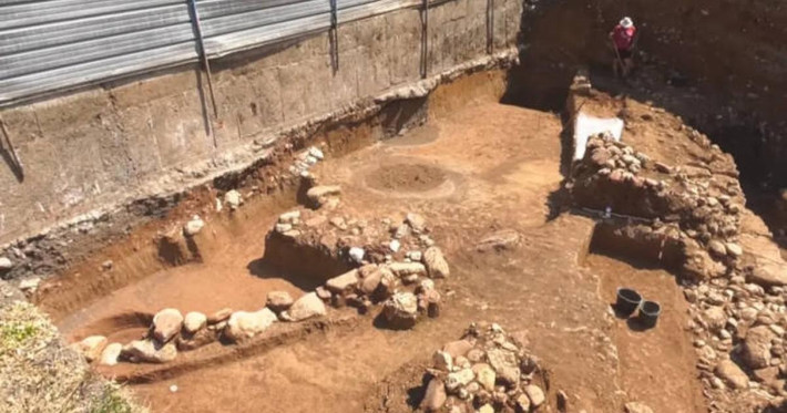 Trong quá trình xây dựng một tòa chung cư mới ở Vratsa, Tây Bắc Bulgaria, tàn tích lăng mộ và cung điện "đã mất" của một nhà vua Thracia hùng mạnh thuộc bộ tộc Triballi đã được tìm thấy. Phát hiện này chấm dứt hành trình hơn 50 năm tìm kiếm trung tâm huyền gia huyền thoại của giới khoa học. Ảnh: Ancient origins.