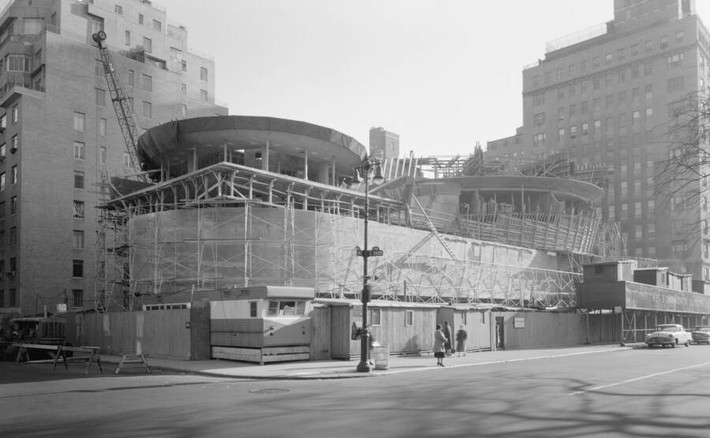 Bảo tàng Guggenheim trong quá trình xây dựng năm 1957.