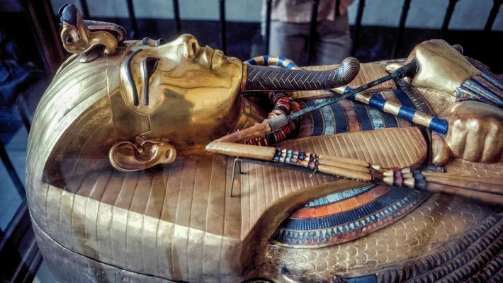 Tutankhamun được biết đến là pharaoh nổi tiếng Ai Cập. Ông lên ngôi khi khoảng 8 - 9 tuổi và băng hà vào năm 19 tuổi. Lăng mộ của pharaoh Tutankhamun đã được tìm thấy tại Thung lũng các vị vua năm 1922. Bên trong lăng mộ có hơn 5.000 hiện vật quý giá, bao gồm quan tài chứa xác ướp nhà vua Ai Cập. Ảnh: Michele and Tom Grimm via Alamy.
