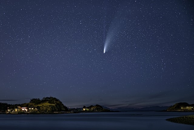 Dự đoán của ông Flammarion về sao chổi Halley khiến nhiều người lo lắng, bất an. Họ lo sợ Trái đất sẽ gặp thảm họa tận thế và sự việc này có thể đẩy nhân loại đến bờ vực diệt vong. Ảnh: everything80spodcast.com.