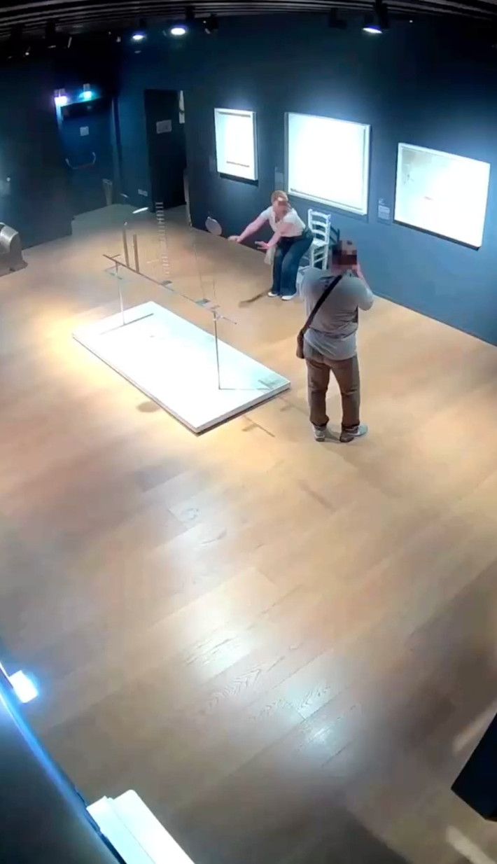 Theo nội dung video quay được, sau khi chụp ảnh xong cho người phụ nữ, người đàn ông đổi chỗ, tiến lại gần chiếc ghế pha lê và tạo dáng ngồi hờ trên chiếc ghế. Ảnh: Palazzo Maffei Verona via Storyful.