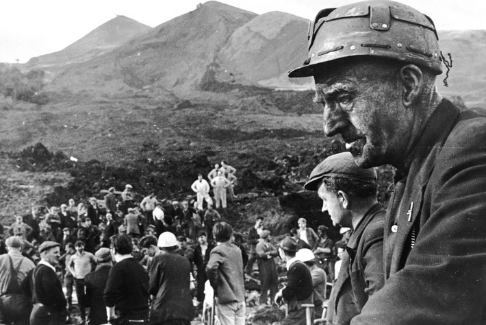 Vào ngày 21/10/1966, 144 người ở ngôi làng Aberfan, miền nam Xứ Wales (Anh) thiệt mạng trong một thảm kịch rùng rợn. Trong số các nạn nhân thiệt mạng, 116 người là học sinh trường tiểu học Pantglas. Ảnh: historyextra.