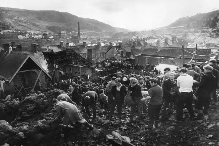 Đến 7h30 sáng ngày 21/10/1966, các công nhân giám sát khu vực chứa bùn thải đã phát hiện đống bùn thải dịch chuyển. Mặc dù các công nhân khai thác than dừng đổ bùn thải nhưng vẫn không thể ngăn đống bùn tiếp tục dịch chuyển xuống. Ảnh: Fox Photos/Getty Images.