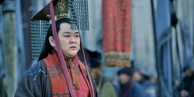 Sau khi Lưu Bị qua đời năm 223, Lưu Thiện thuận lợi đăng cơ kế vị và trở thành hoàng đế thứ hai của nhà Thục. Trong thời gian đầu trị vì, Lưu Thiện được Khổng Minh giúp xử lý triều chính nên có thể tận hưởng cuộc sống xa hoa của bậc đế vương mà không phải lo lắng nhiều.